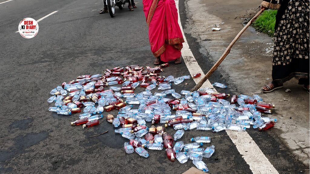 जुन्नारदेव में सड़क पर बिखरी शराब की शीशियां।