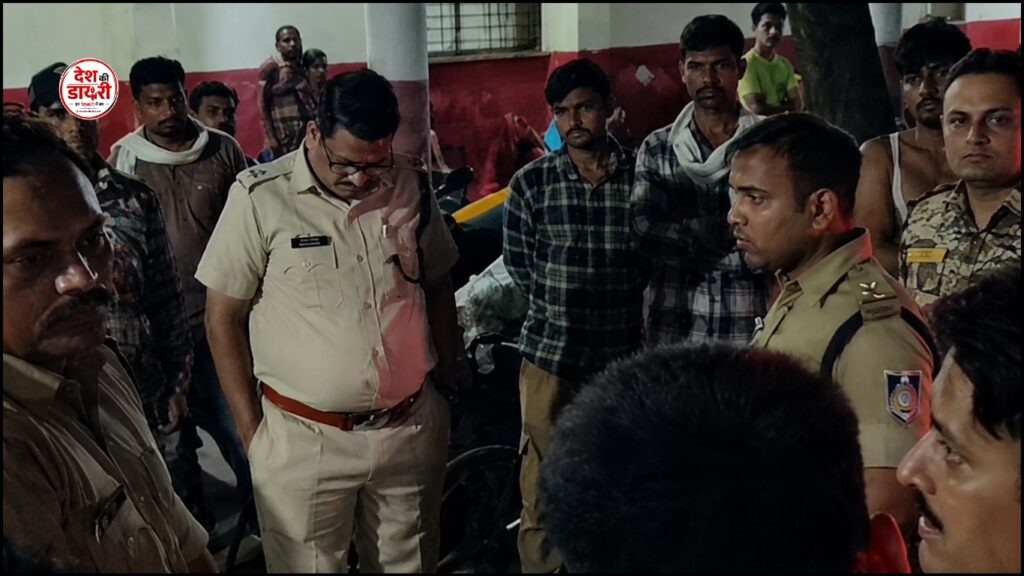 भिंड सड़क हादसे के बाद मौके पर पुलिस और लोगों की मौजूदगी