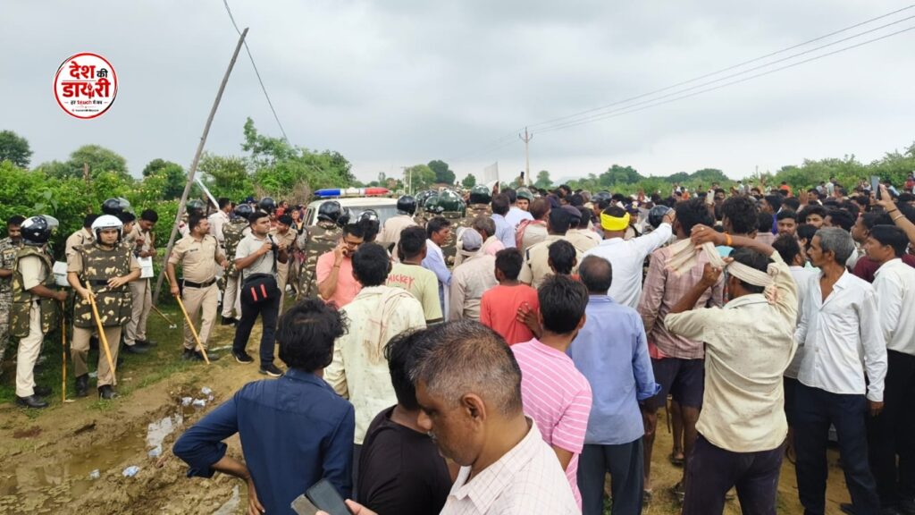 सतना के अमकुई गांव में युवक की हत्या के बाद घटनास्थल पर जुटी भीड़ और सुरक्षा में तैनात पुलिस।