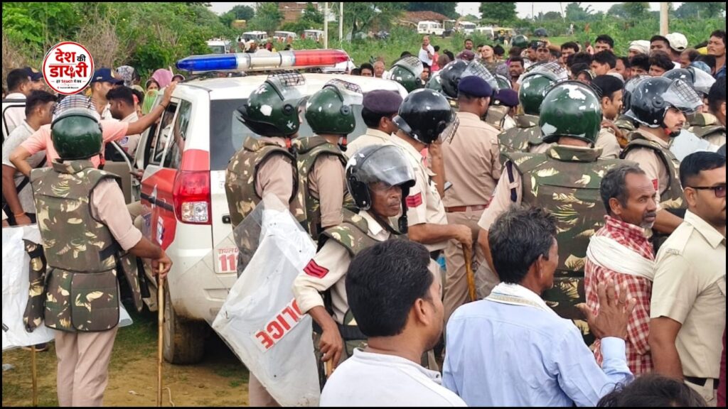 सतना के अमकुई गांव में युवक की हत्या के बाद विरोध प्रदर्शन के दौरान तैनात भारी पुलिस बल।