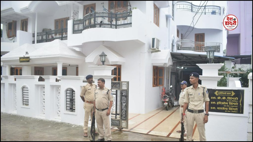 PWD इंजीनियर के घर के बाहर EOW कार्रवाई के दौरान तैनात पुलिसकर्मी