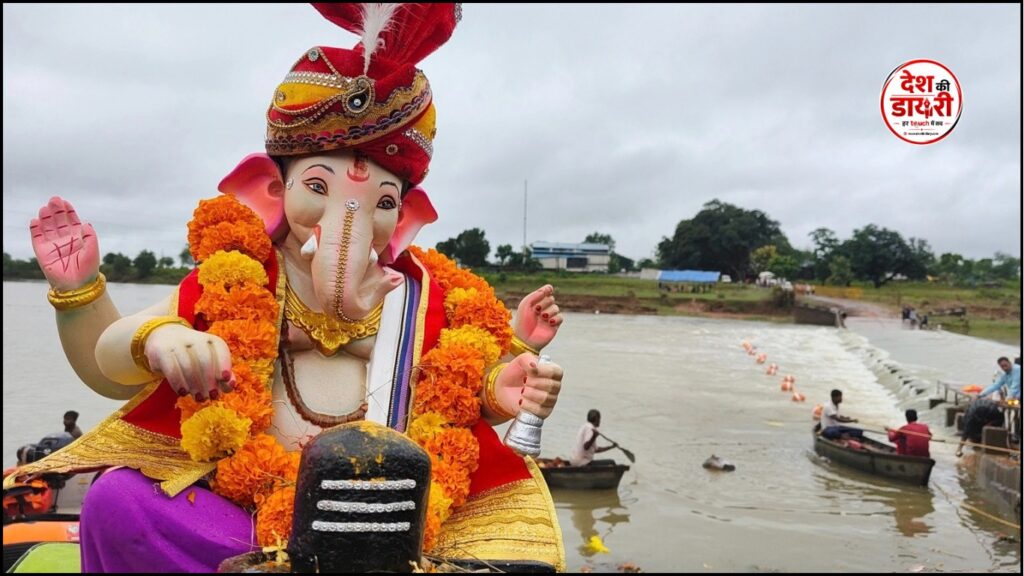 गणेश विसर्जन के दौरान नदी किनारे गणपति प्रतिमा और श्रद्धालु